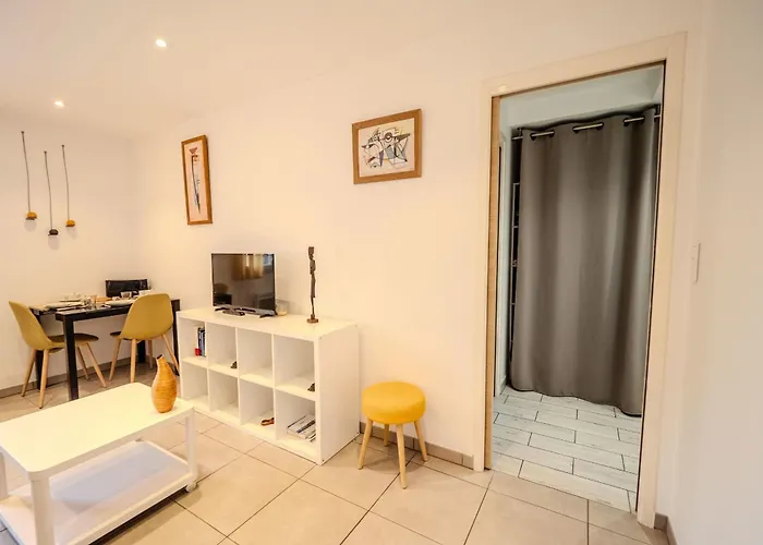 Lisa - Spacious Terrace Ground Floor - By Tgb