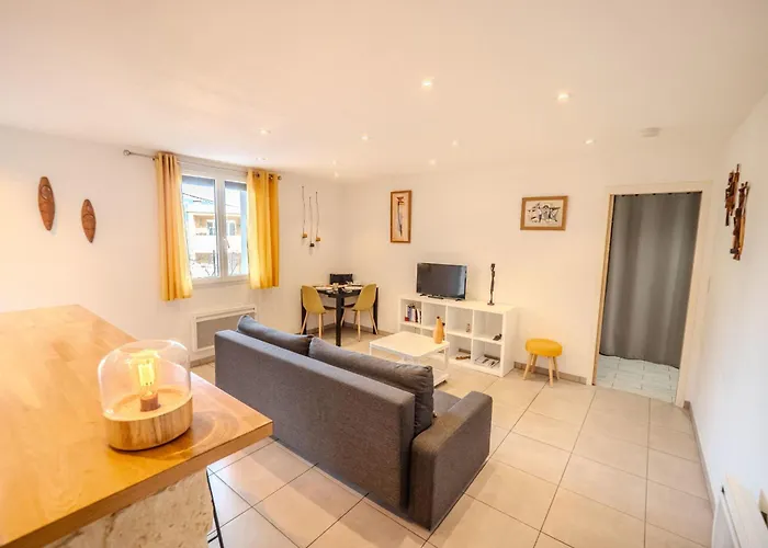 Lisa - Spacious Terrace Ground Floor - By Tgb